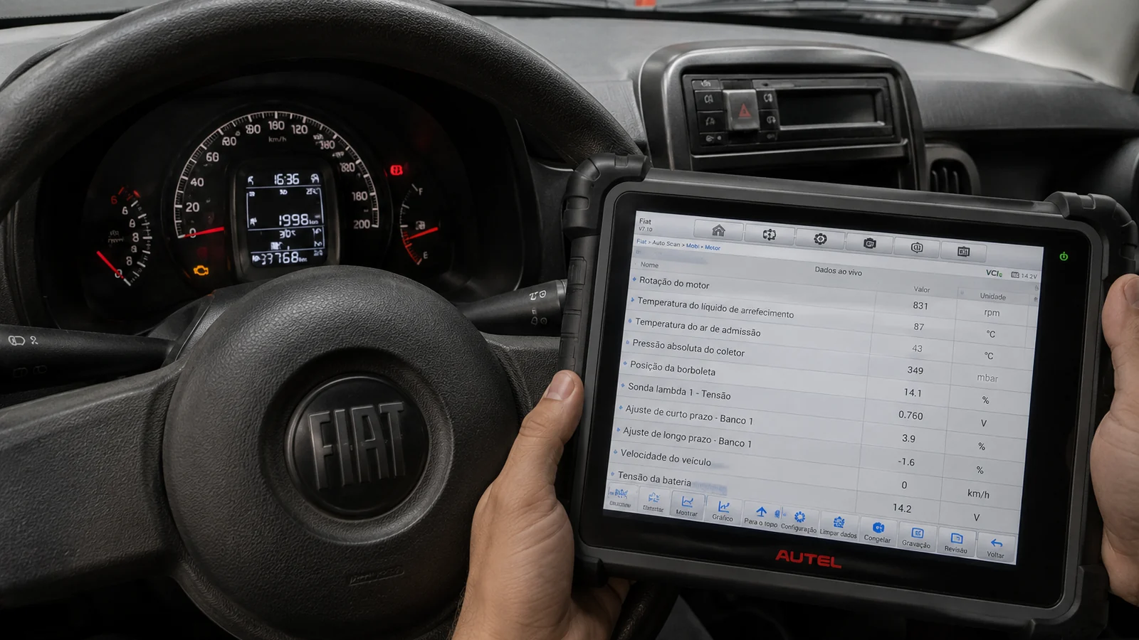 Luz da injeção acesa enquanto dados do veículo são analisados com scanner automotivo